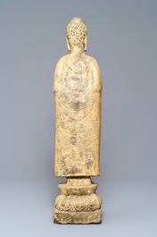 Een Chinees stenen beeld van een staande Buddha, Ming of later