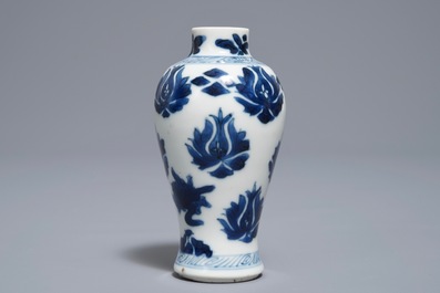 Une paire de vases miniatures en porcelaine de Chine bleu et blanc, marques pseudo-Delft, Kangxi