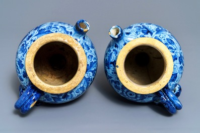 Een paar berettino blauwe siroopkannen in Italiaanse majolica, Veneti&euml; of Rome, gedat. 1592