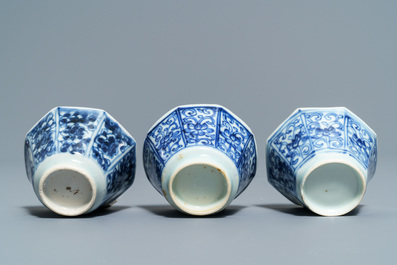 Quinze tasses et dix-neuf soucoupes en porcelaine de Chine bleu et blanc, Kangxi