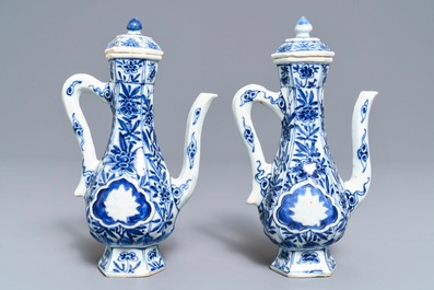 A pair of Chinese blue and white wine jugs and covers, Kangxi
