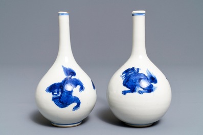 Een paar Chinese blauwwitte flesvormige vazen met kylins, Kangxi