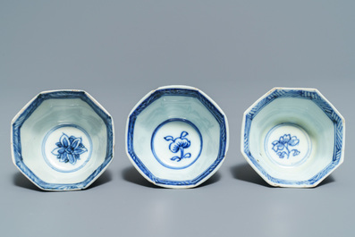 Quinze tasses et dix-neuf soucoupes en porcelaine de Chine bleu et blanc, Kangxi