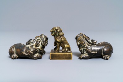 Een paar Chinese bronzen scrollgewichten en een zegel in de vorm van leeuwen, Ming en 18e eeuw