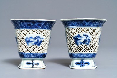 Een paar Chinese blauwwitte opengewerkte dubbelwandige bekers, Qianlong