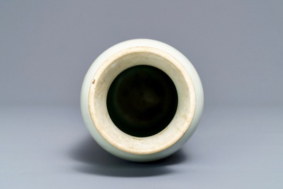 Un vase de forme rouleau en porcelaine de Chine bleu et blanc du Hatcher cargo, &eacute;poque Transition