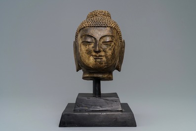 Une t&ecirc;te de Bouddha Shakyamuni en pierre sculpt&eacute;e, Chine, Ming ou apr&egrave;s