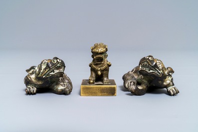 Een paar Chinese bronzen scrollgewichten en een zegel in de vorm van leeuwen, Ming en 18e eeuw