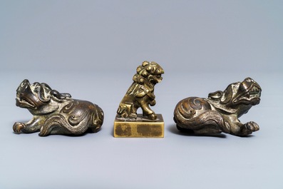 Une paire de poids de rouleau et un sceau en bronze en forme de lions, Chine, Ming et 18&egrave;me