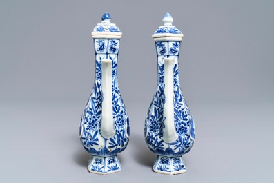 Une paire d'aigui&egrave;res couvertes en porcelaine de Chine bleu et blanc, Kangxi