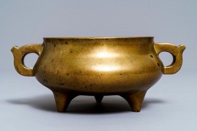 Un br&ucirc;le-parfum tripod en bronze, marque de Qianlong, Chine, 19&egrave;me