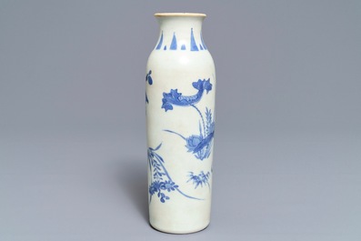 Een Chinese blauwwitte rouleau vaas met floraal decor, Hatcher cargo, Transitie periode
