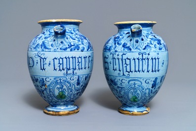 Een paar berettino blauwe siroopkannen in Italiaanse majolica, Veneti&euml; of Rome, gedat. 1592