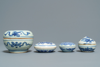 Een gevarieerde collectie Chinees blauwwit porselein, Ming en later