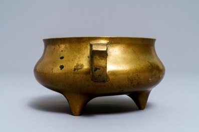 Een Chinese bronzen driepotige wierookbrander, Qianlong merk, 19e eeuw
