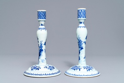 Een paar Chinese blauwwitte kandelaars, Kangxi/Qianlong