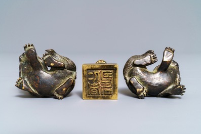 Een paar Chinese bronzen scrollgewichten en een zegel in de vorm van leeuwen, Ming en 18e eeuw