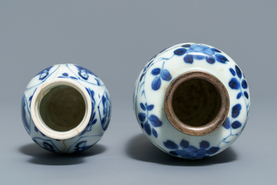 Cinq vases en porcelaine de Chine bleu et blanc, Kangxi