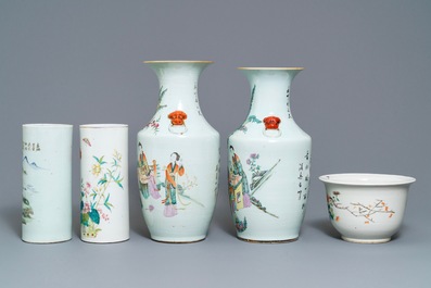Deux vases, deux portes-chapeau et une jardini&egrave;re en porcelaine de Chine famille rose, 19/20&egrave;me