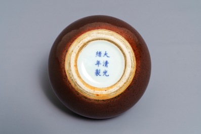 Un lave-pinceaux en porcelaine de Chine monochrome, marque de Guangxu, 19/20&egrave;me