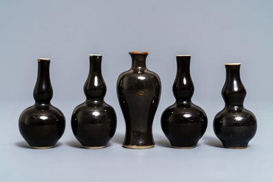 Une garniture de cinq vases miniatures en porcelaine de Chine noire monochrome, Kangxi