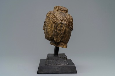 Een Chinees stenen hoofd van Buddha Shakyamuni, Ming of later