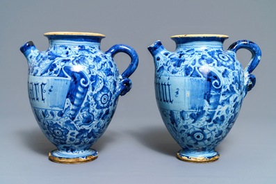 Een paar berettino blauwe siroopkannen in Italiaanse majolica, Veneti&euml; of Rome, gedat. 1592