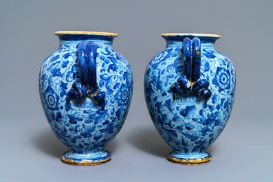 Een paar berettino blauwe siroopkannen in Italiaanse majolica, Veneti&euml; of Rome, gedat. 1592