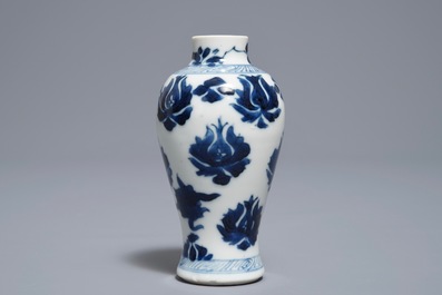 Une paire de vases miniatures en porcelaine de Chine bleu et blanc, marques pseudo-Delft, Kangxi