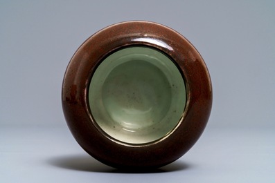Un lave-pinceaux en porcelaine de Chine monochrome, marque de Guangxu, 19/20&egrave;me