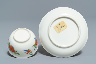 Deux bols et trois tasses et soucoupes en porcelaine de Chine famille rose, Qianlong