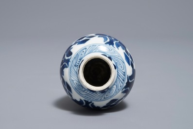 Une paire de vases miniatures en porcelaine de Chine bleu et blanc, marques pseudo-Delft, Kangxi