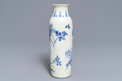 Een Chinese blauwwitte rouleau vaas met floraal decor, Hatcher cargo, Transitie periode