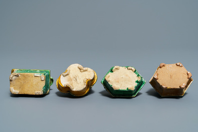 Een collectie Chinese verte biscuit sculpturen, Kangxi