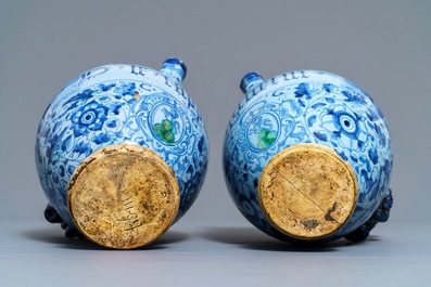 Een paar berettino blauwe siroopkannen in Italiaanse majolica, Veneti&euml; of Rome, gedat. 1592