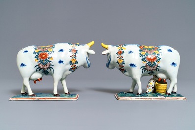Twee polychrome Delftse figuren van koeien op grondjes, 18e eeuw