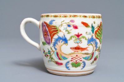 Een Chinese famille rose 'Pompadour' mosterdpot en een Pronk 'Doktersbezoek' schotel, Qianlong