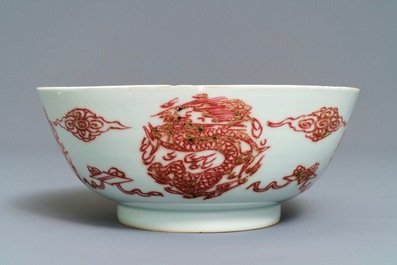 Un bol en porcelaine de Chine rouge de cuivre &agrave; d&eacute;cor de carpes et dragons, 19/20&egrave;me