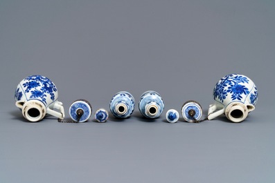 Une paire de vases et une paire de verseuses en porcelaine de Chine bleu et blanc, Kangxi