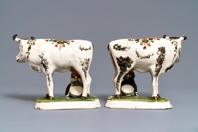 Deux paires de vaches en fa&iuml;ence de Delft et un pichet Habaner, 18&egrave;me