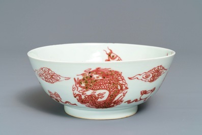 Un bol en porcelaine de Chine rouge de cuivre &agrave; d&eacute;cor de carpes et dragons, 19/20&egrave;me