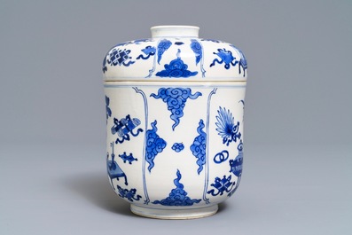 Een Chinese blauwwitte dekselpot met decor van kostbaarheden, Kangxi