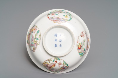 Un bol en porcelaine de Chine famille rose, marque et prob. &eacute;poque de Guangxu