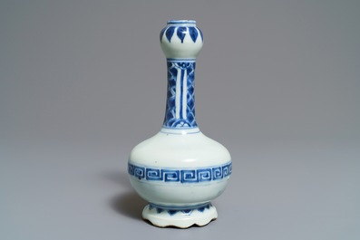 Twee Chinese blauwwitte vazen en een penselenrust, Wanli/Kangxi