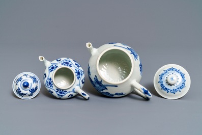 Deux th&eacute;i&egrave;res couvertes en porcelaine de Chine bleu et blanc, marques Yu et Jiajing, Kangxi