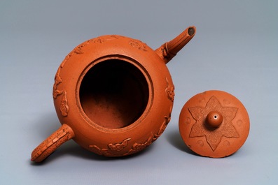 Een Chinese Yixing steengoed theepot met reli&euml;fdecor van draken, Kangxi