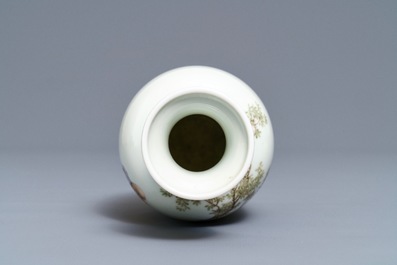 Un vase en porcelaine de Chine fencai &agrave; d&eacute;cor de figures dans un paysage, marque de Qianlong, R&eacute;publique, 20&egrave;me
