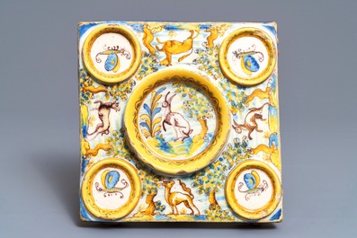 Een polychrome Spaans aardewerken specerijenschotel, Talavera, 18e eeuw