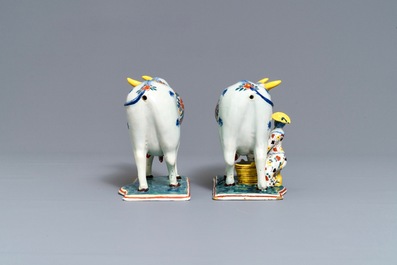 Deux mod&egrave;les de vaches sur un tertre en fa&iuml;ence de Delft polychrome, 18&egrave;me