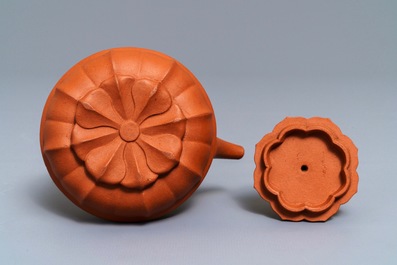 Een Chinese bloemvormige Yixing steengoed theepot met deksel, Kangxi